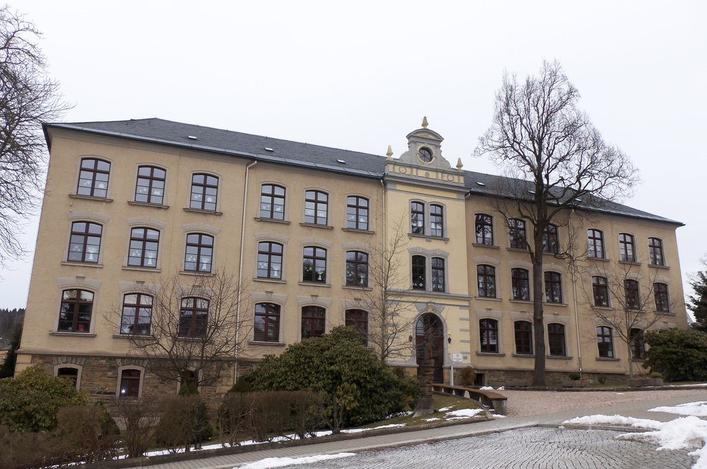 Geyrische Grundschule von vorn im Winter